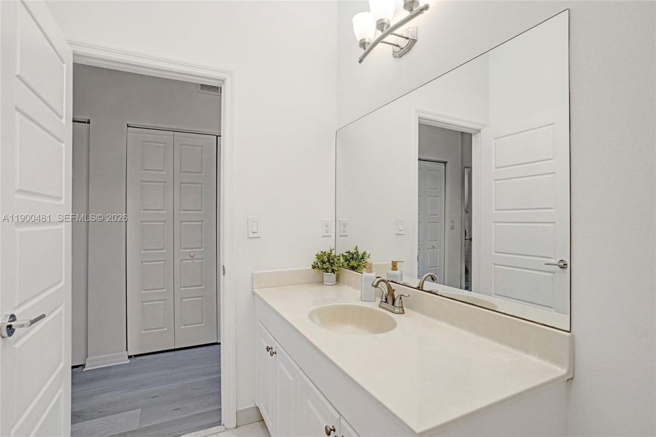 650 NE 193rd Ter, Miami, FL 33179 Photo