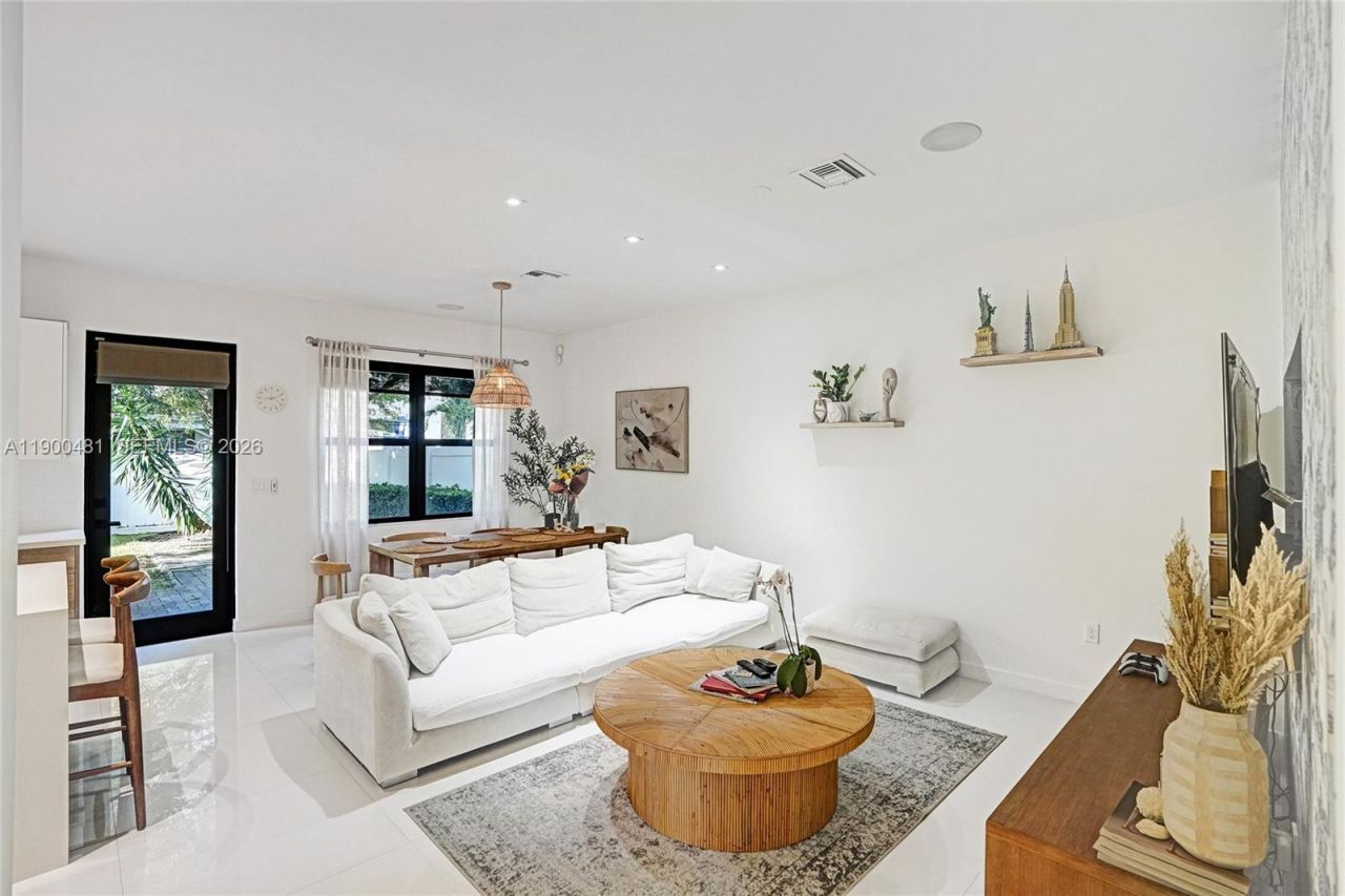 650 NE 193rd Ter, Miami, FL 33179 Photo