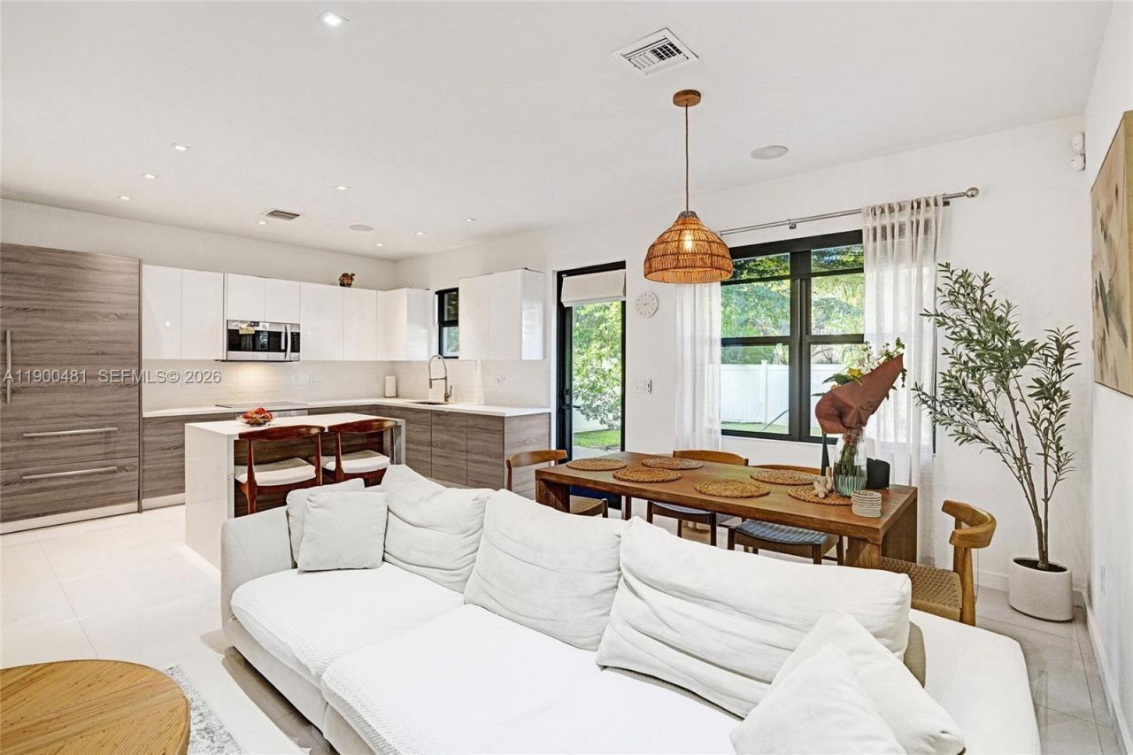 650 NE 193rd Ter, Miami, FL 33179 Photo