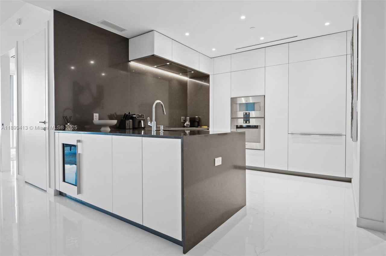 300 Biscayne Blvd Way, Unit 4909W, Miami, FL 33131 Photo