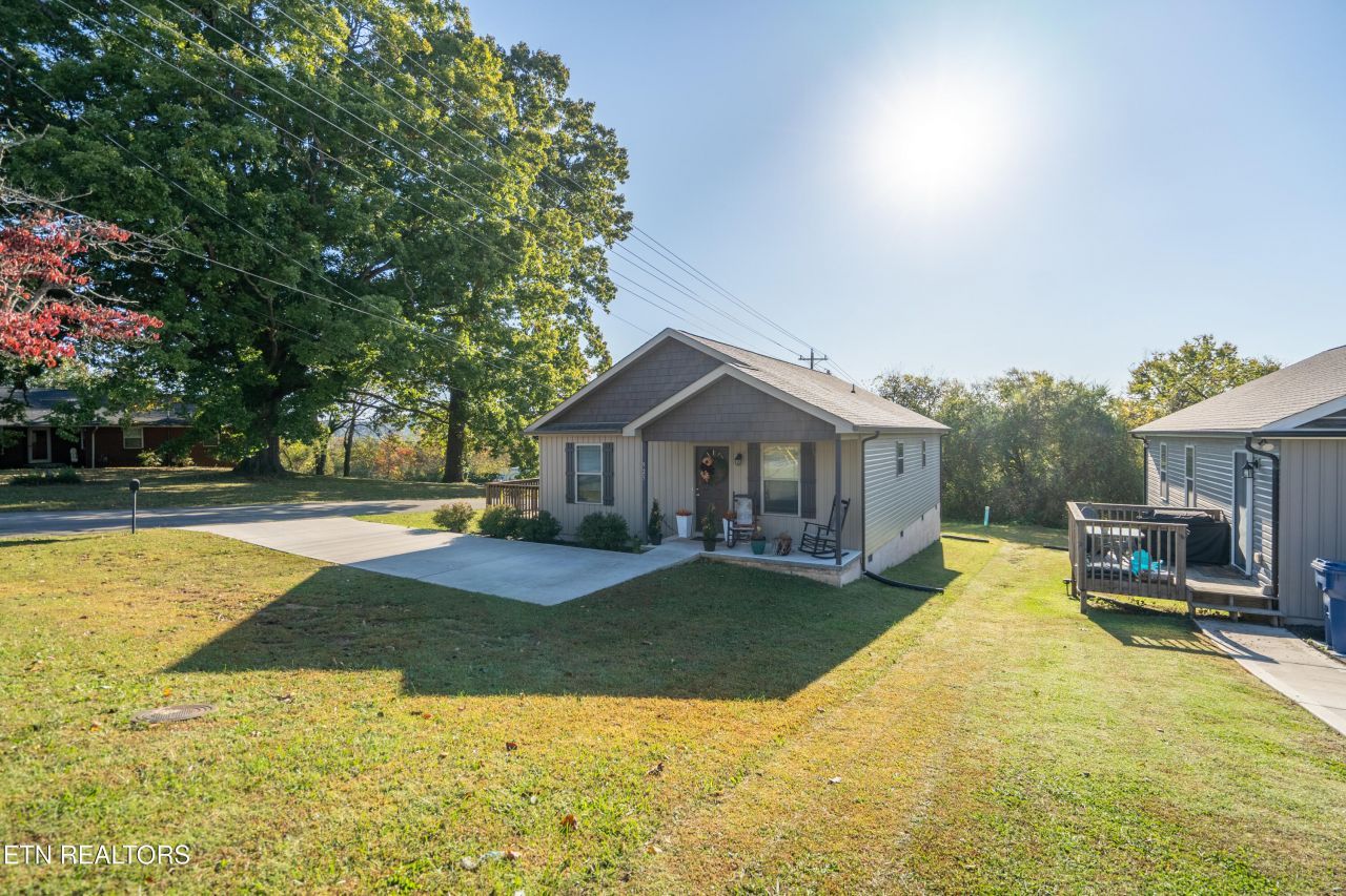 925 Loy St, Clinton, TN 37716 Main Photo