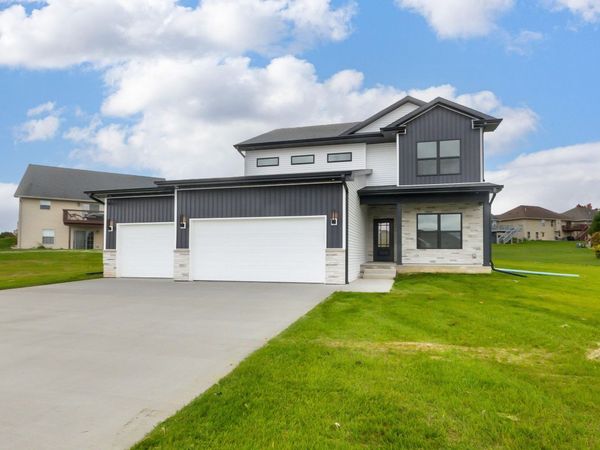 6074 Stockwood Drive, Asbury, IA 52002