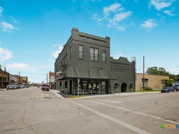 123 W May Street, Yoakum, TX 77995