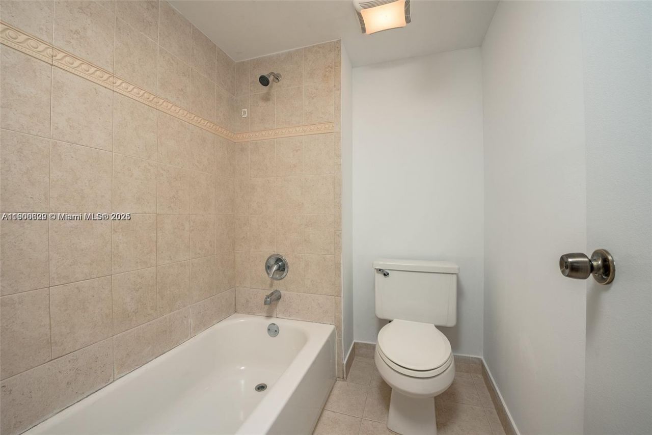 350 Lakeview Dr, Unit 201, Weston, FL 33326 Photo