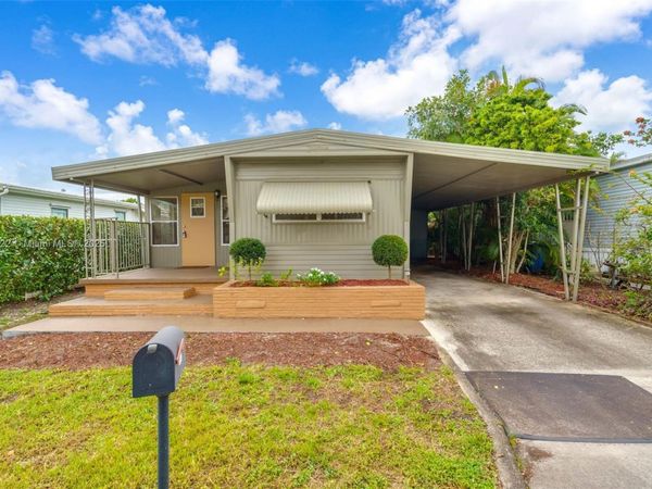 8360 SW 21st St, Davie, FL 33324