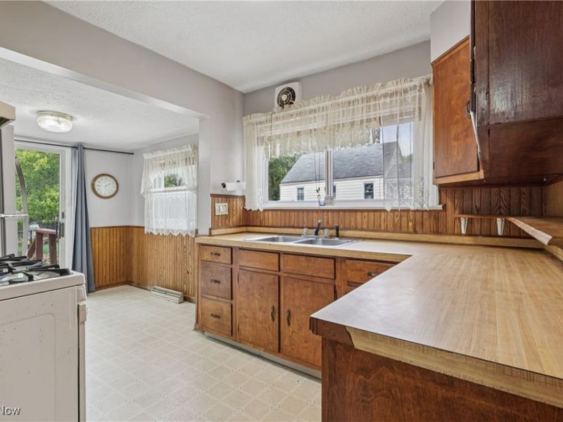 1674 Betz Drive, Akron, OH 44306 Photo 11