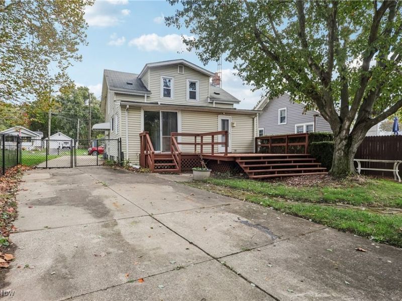 1674 Betz Drive, Akron, OH 44306 Photo 2