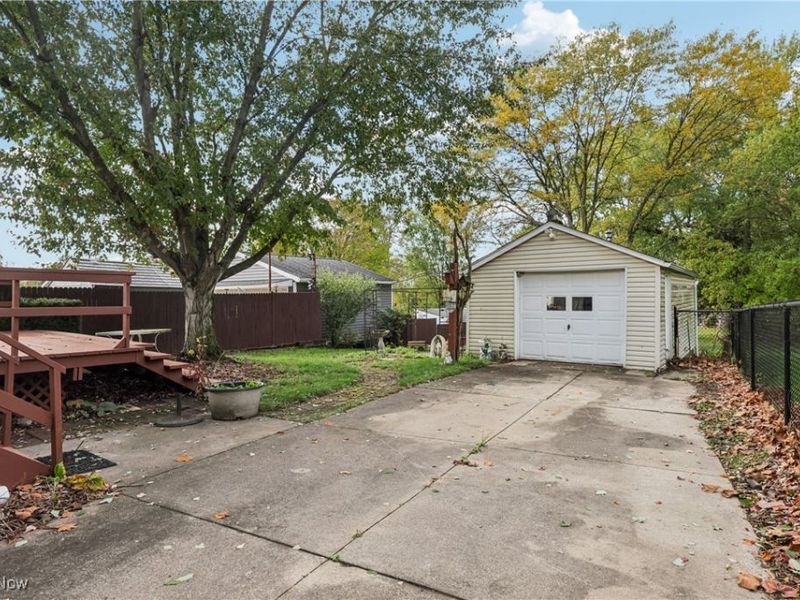 1674 Betz Drive, Akron, OH 44306 Photo 3