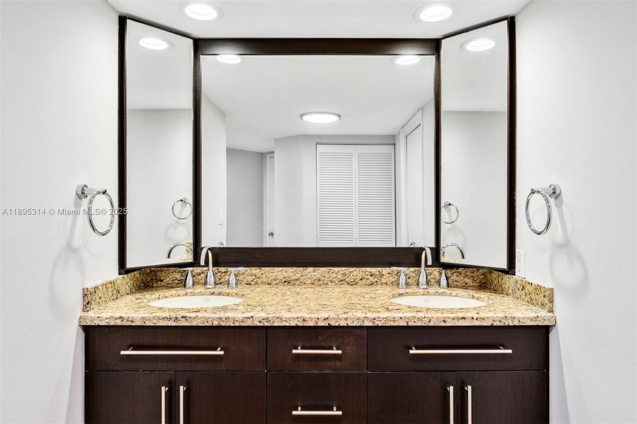 520 Brickell Key Dr, Unit A1716, Miami, FL 33131 Photo