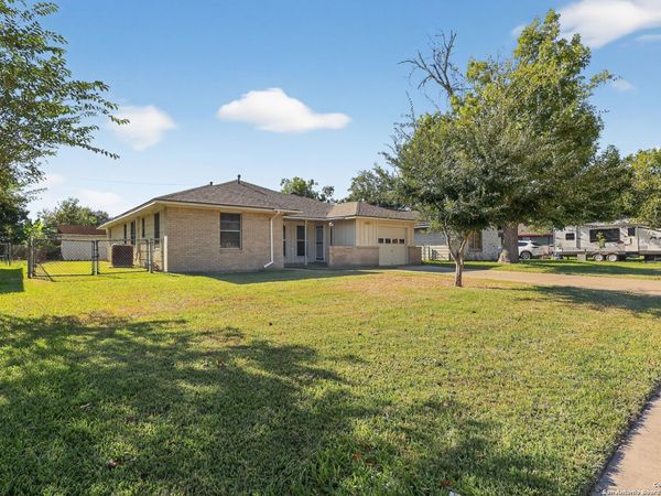 119 Bois D'Arc, Lake Jackson, TX 77566