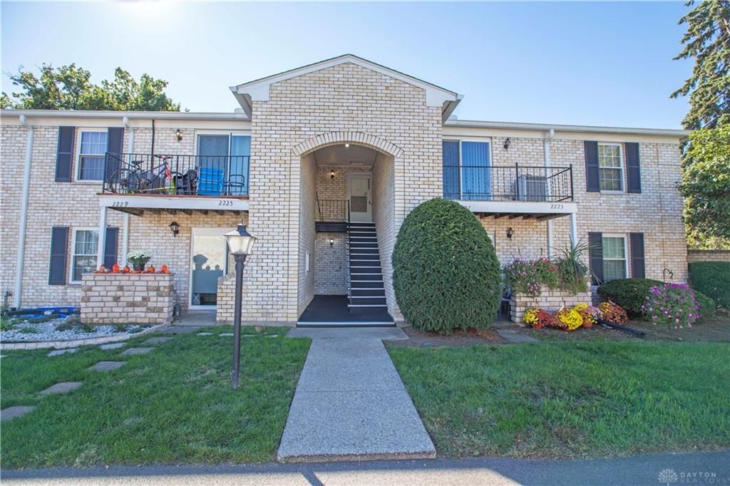 2223 Crew Circle, Dayton, OH 45439 Main Photo