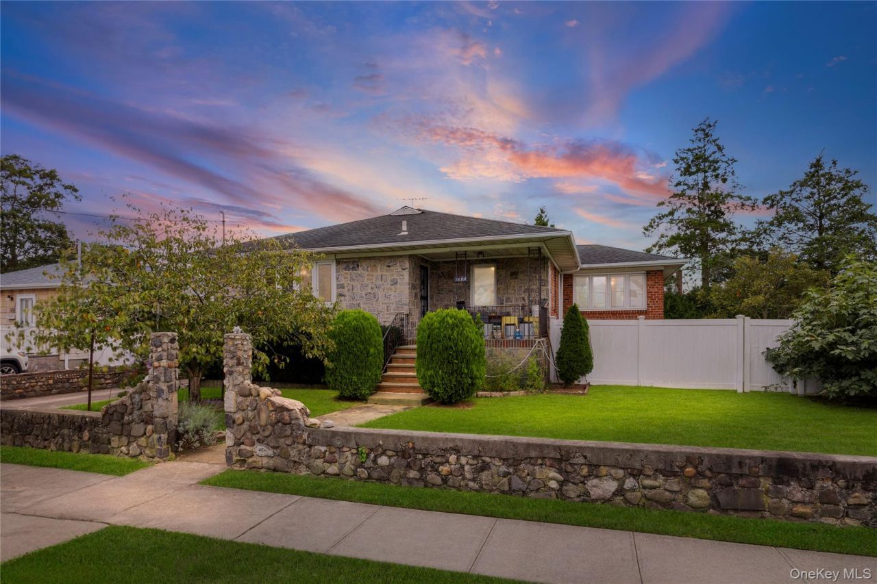 168a N Oak Street, Massapequa, NY 11758 Main Photo