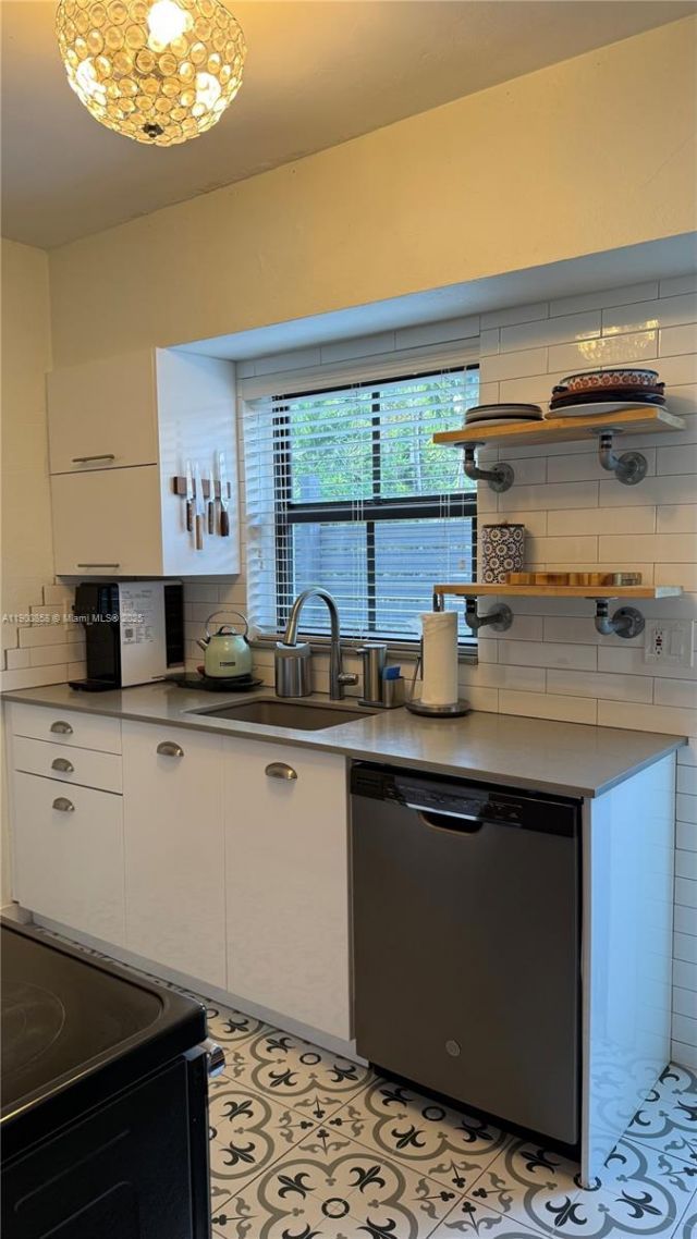 2 NE 44 St, Miami, FL 33137 Photo