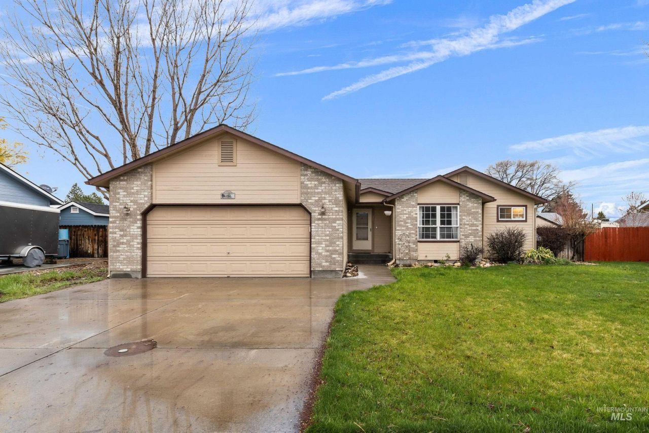 1430 Rosewood St, Mountain Home, ID 83647 Main Photo