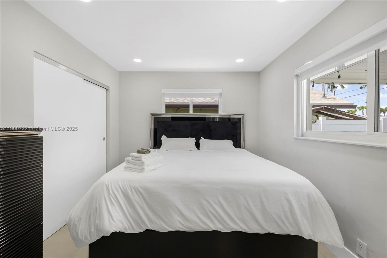 1104 N 13th Ter, Hollywood, FL 33019 Photo