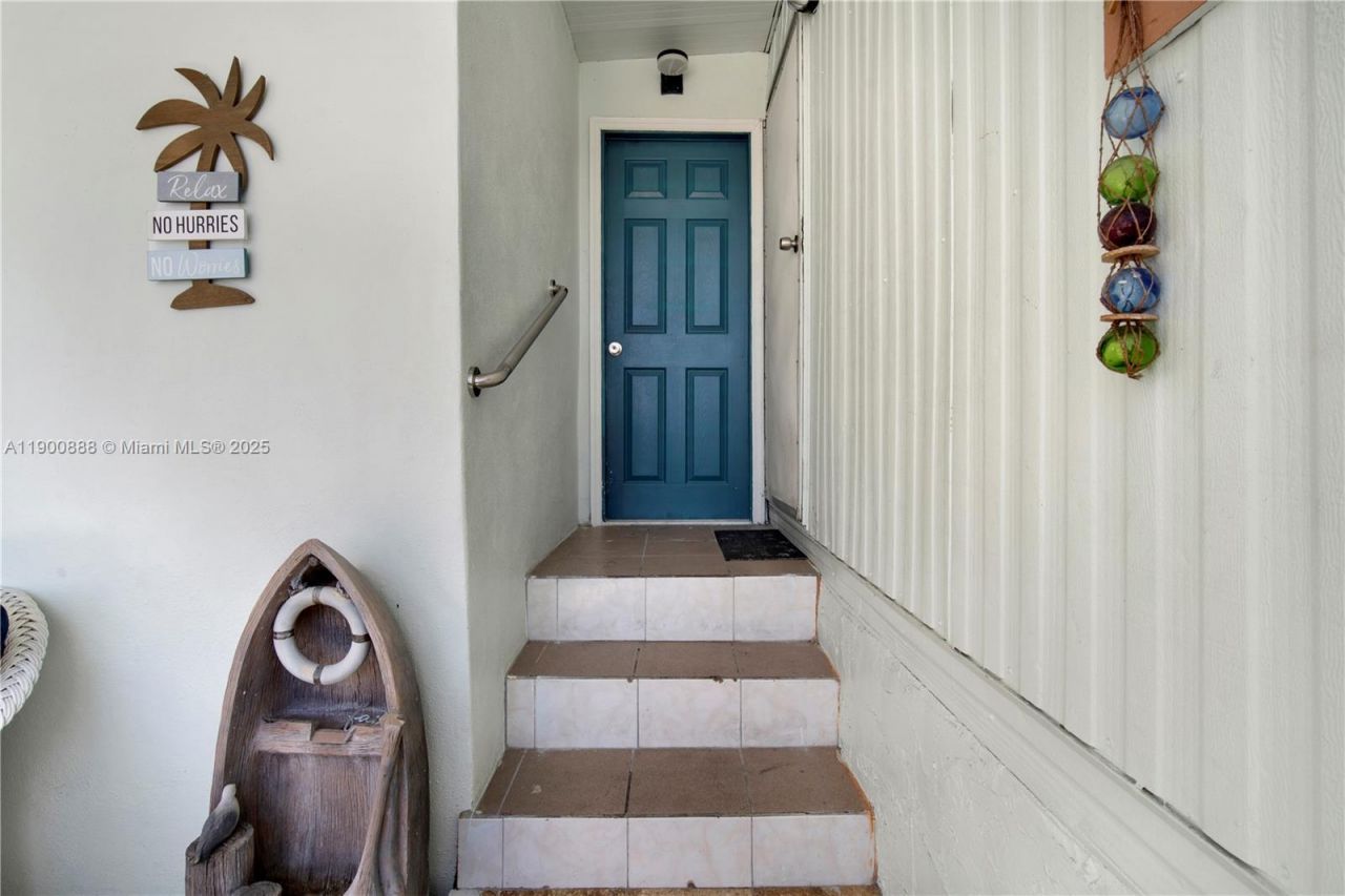 124 Valjean Ln, Tavernier, FL 33070 Photo