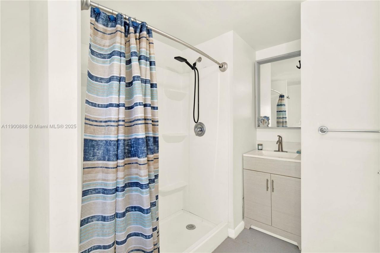 124 Valjean Ln, Tavernier, FL 33070 Photo