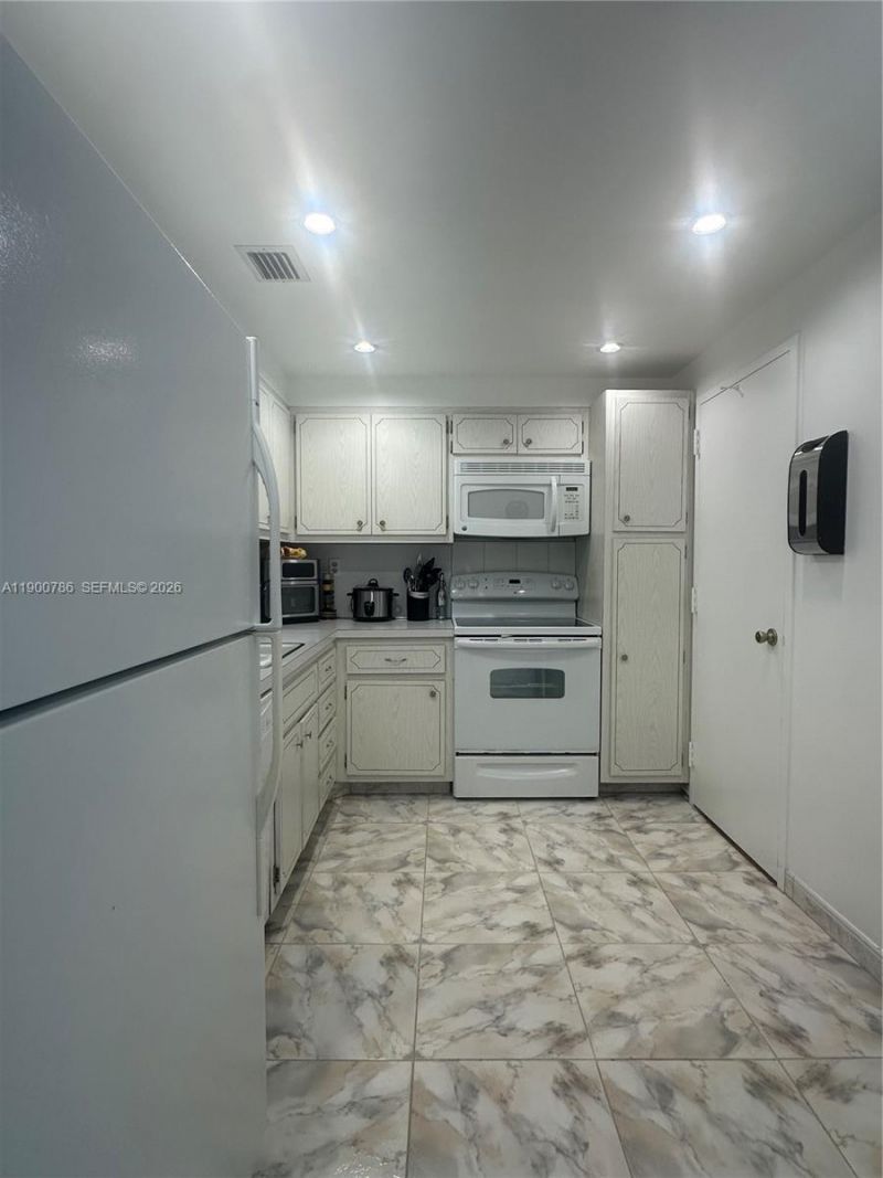 1965 S Ocean Dr, Unit 8B, Hallandale Beach, FL 33009 Photo