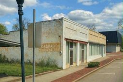 899 Russell Street photo 4