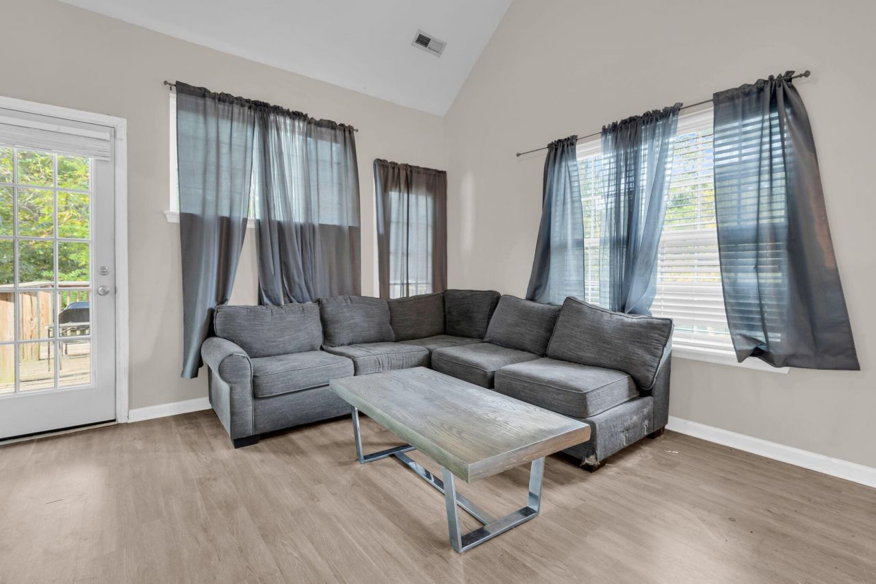 201 Darcy Avenue Photo 8