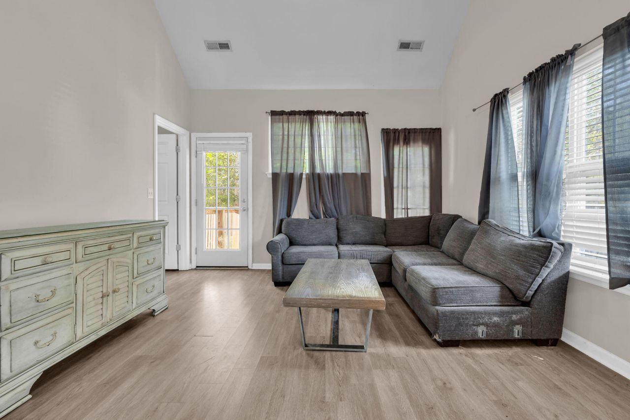 201 Darcy Avenue Photo 9