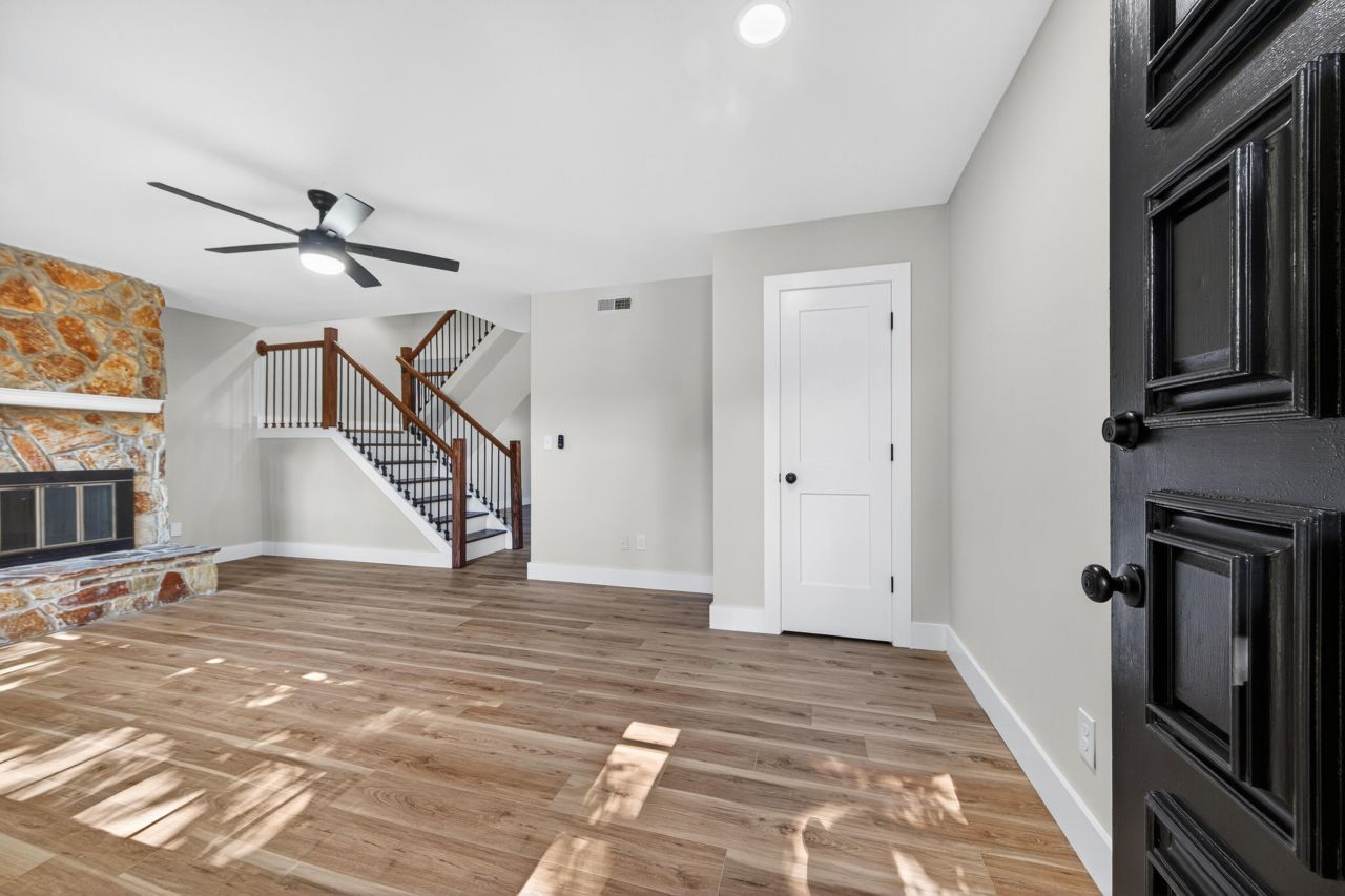 2943 Cathedral Lane Photo 3