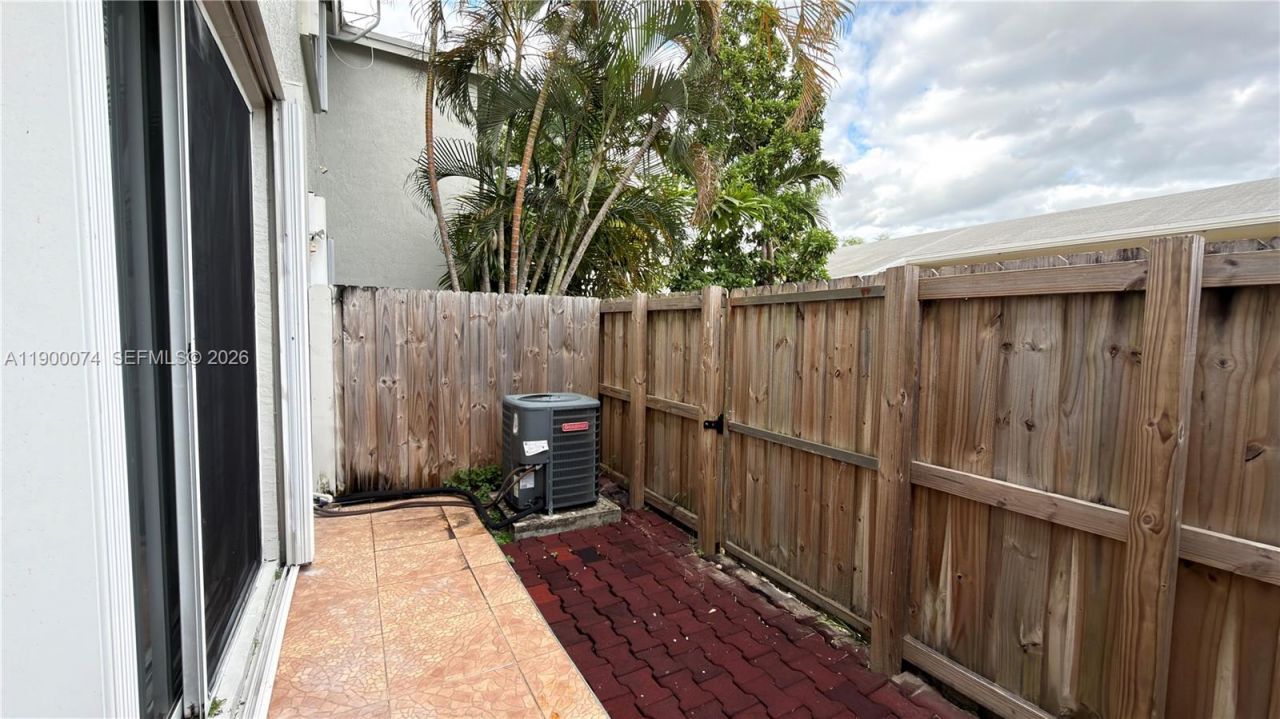 870 NE 212th Ter, Unit 4, Miami, FL 33179 Photo