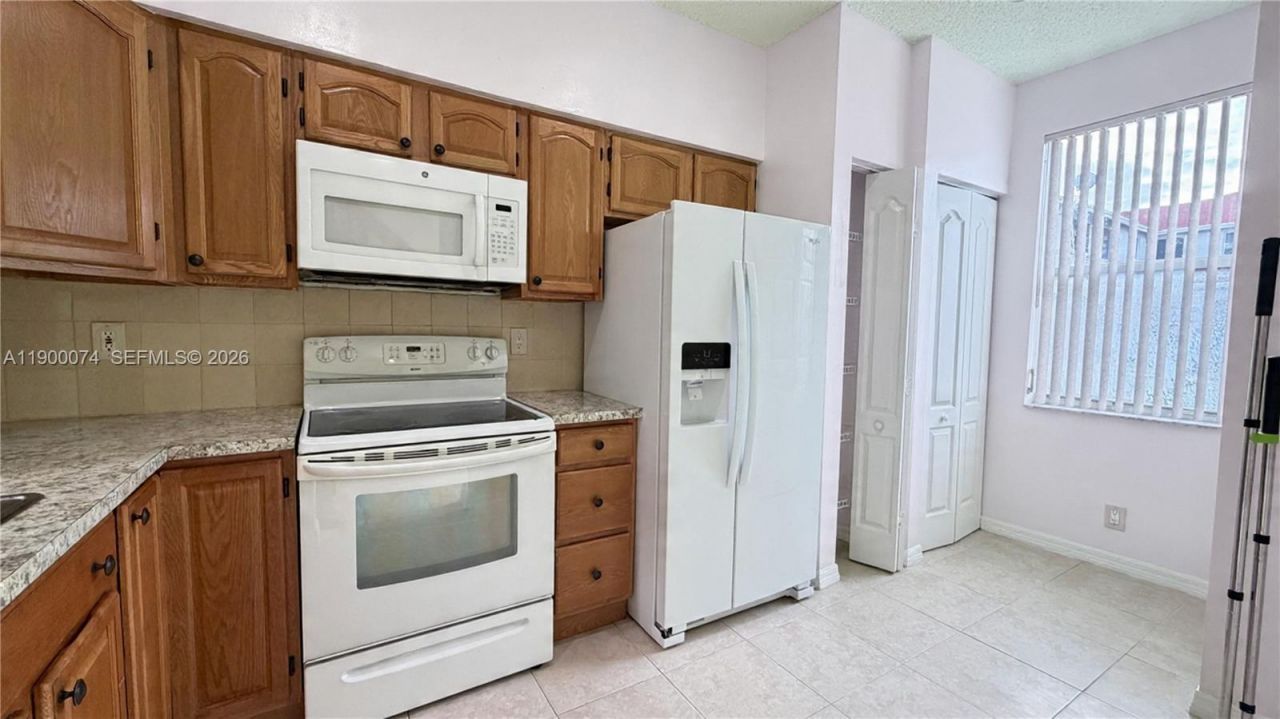 870 NE 212th Ter, Unit 4, Miami, FL 33179 Photo