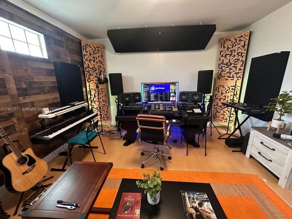 139 NE 1st Ave, Hallandale Beach, FL 33009