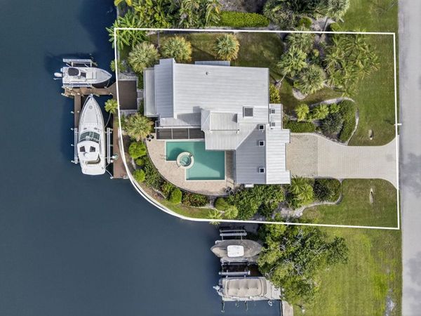 1290 Bay Drive, Sanibel, FL 33957