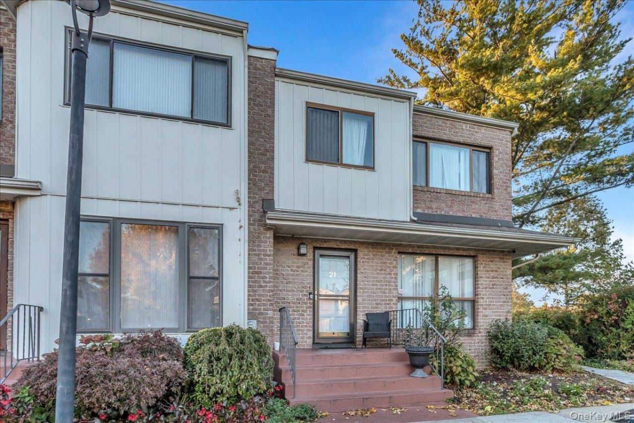 21 Vanderbilt Way, Unit 21, Valley Stream, NY 11581 Main Photo