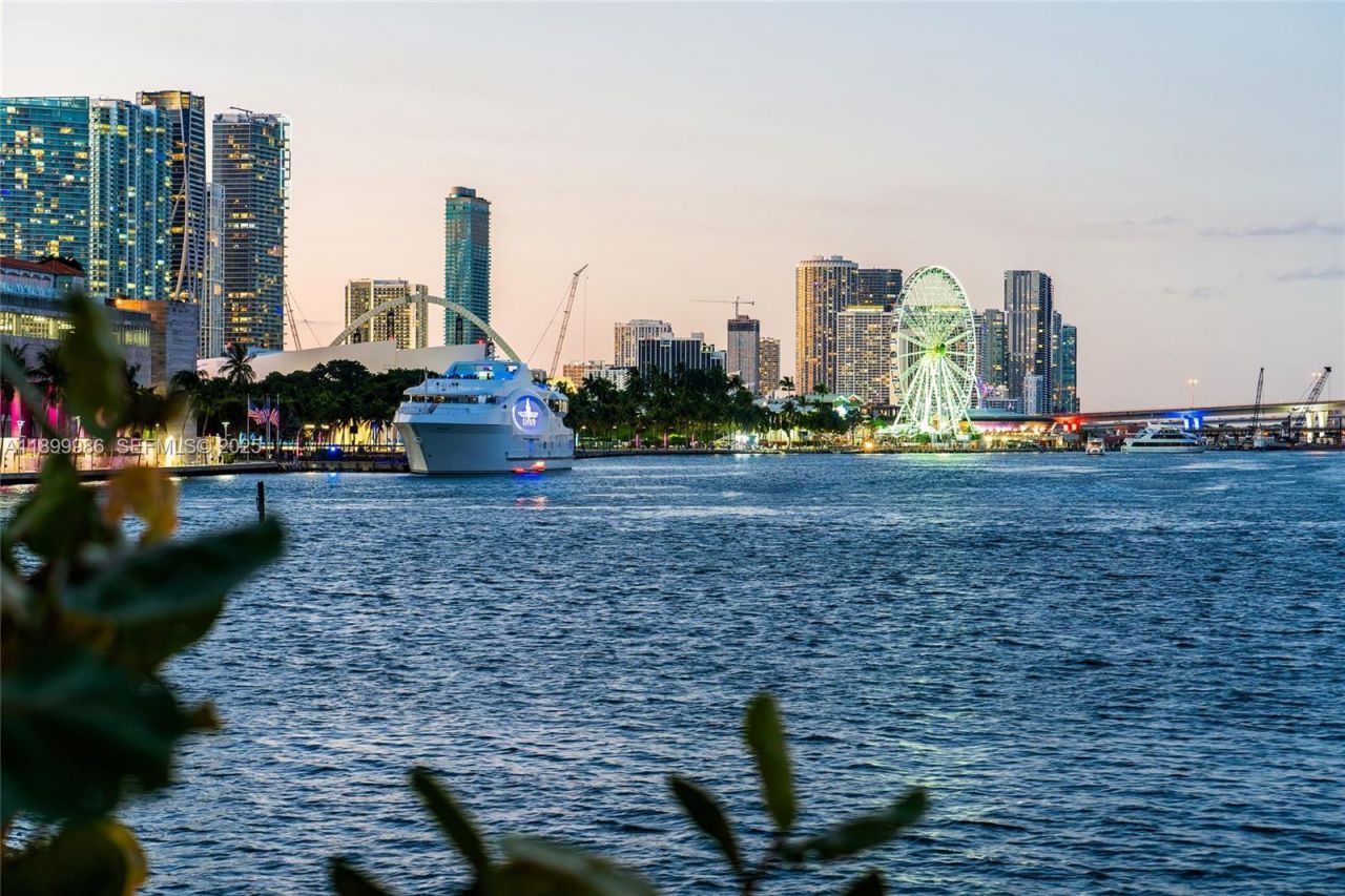 848 Brickell Key Dr, Unit 204, Miami, FL 33131 Photo