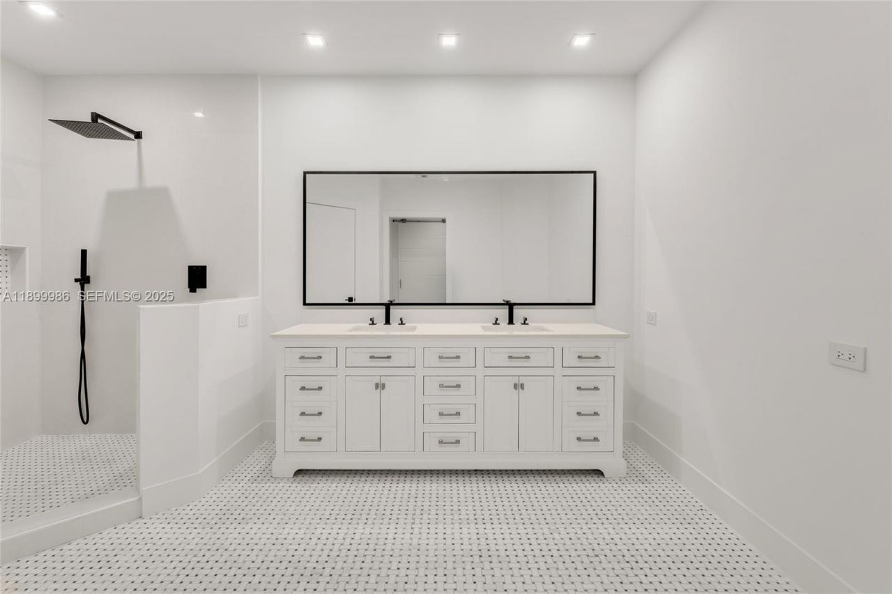 848 Brickell Key Dr, Unit 204, Miami, FL 33131 Photo