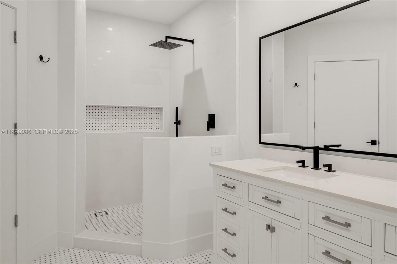 848 Brickell Key Dr, Unit 204, Miami, FL 33131 Photo