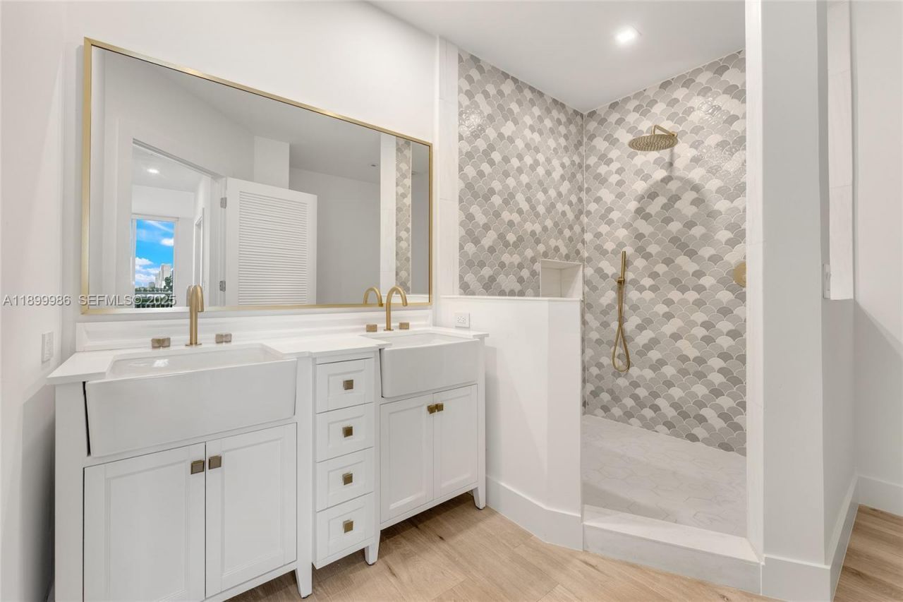 848 Brickell Key Dr, Unit 204, Miami, FL 33131 Photo