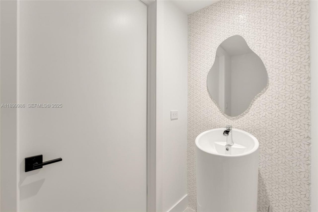 848 Brickell Key Dr, Unit 204, Miami, FL 33131 Photo