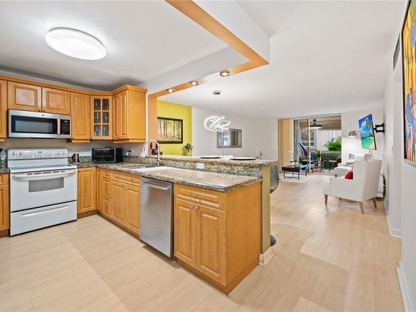 424 SE 10th St, Unit 104, Dania Beach, FL 33004