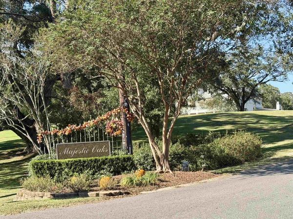 16 N Stately Oaks Dr, Baton Rouge, LA 70810