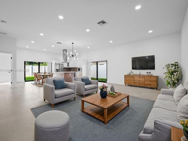 1041 W Lakewood Rd, West Palm Beach, FL 33405