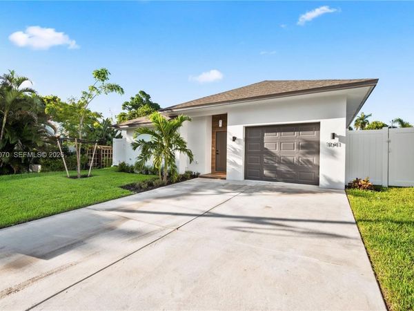 1041 W Lakewood Rd, West Palm Beach, FL 33405