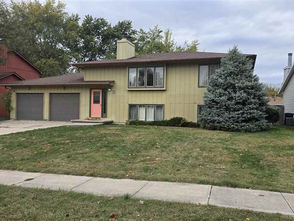 1446 Eastview Dr, Coralville, IA 52241
