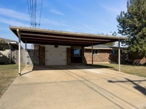 819 NW 1ST Street, Moore, OK 73160