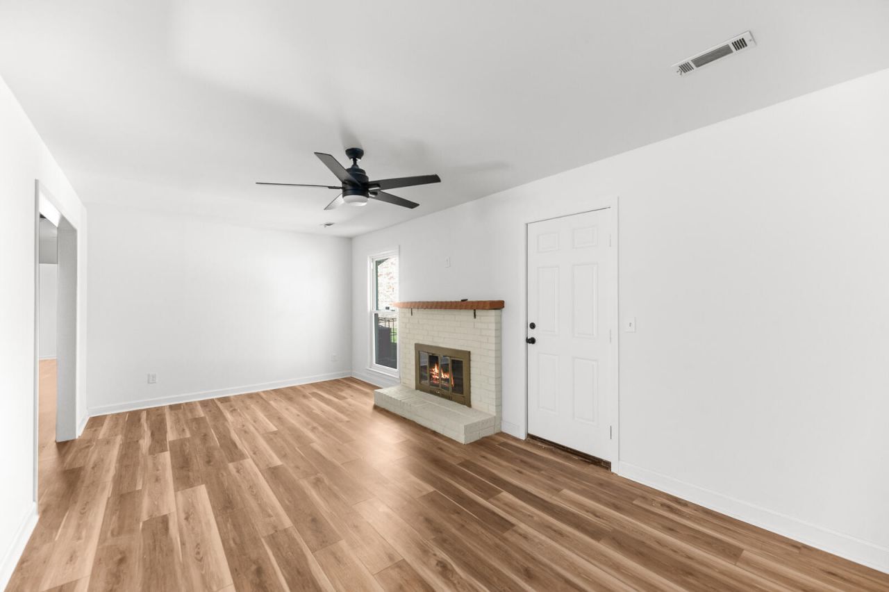 1101 Stuart Drive Photo 4