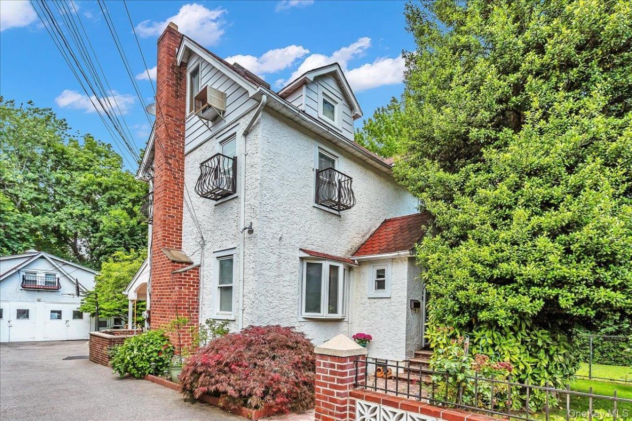 21 Hayden Avenue, Great Neck, NY 11024 Main Photo