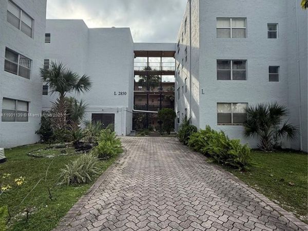 2850 Somerset Dr, Unit 202L, Lauderdale Lakes, FL 33311