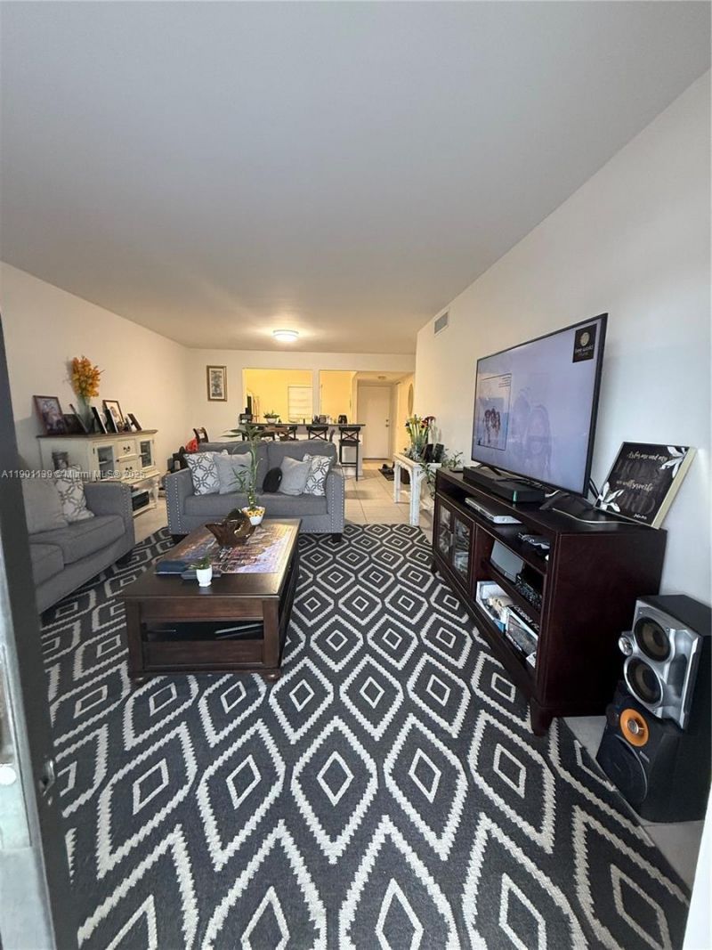 2850 Somerset Dr, Unit 202L, Lauderdale Lakes, FL 33311 Photo