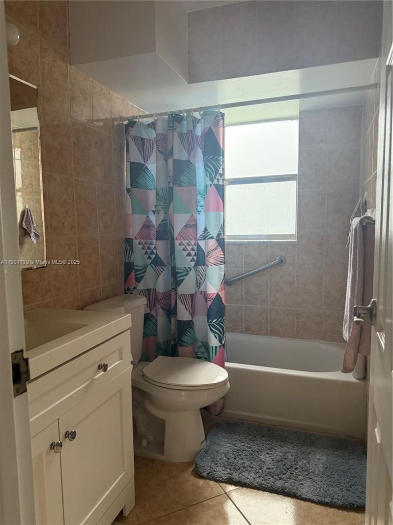 2850 Somerset Dr, Unit 202L, Lauderdale Lakes, FL 33311 Photo