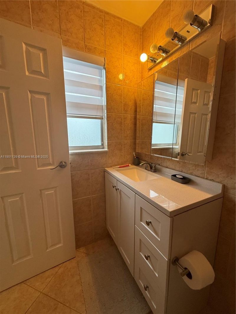 2850 Somerset Dr, Unit 202L, Lauderdale Lakes, FL 33311 Photo