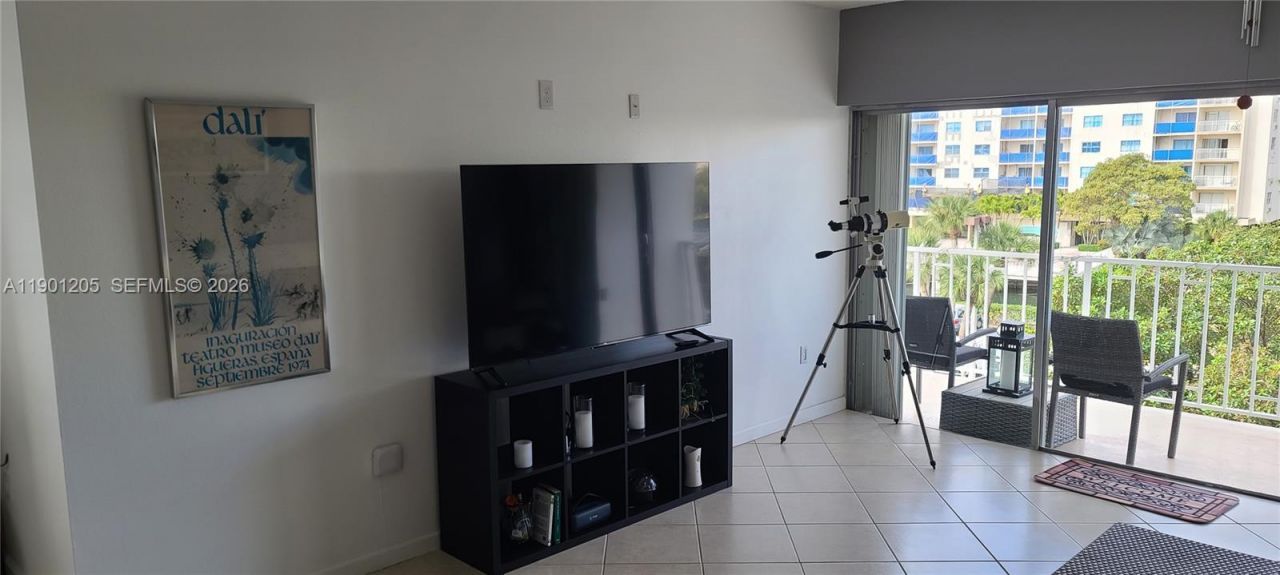 500 Bayview Dr, Unit 321, Sunny Isles Beach, FL 33160 Photo