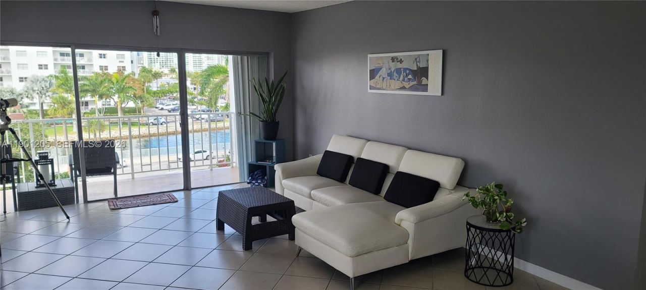 500 Bayview Dr, Unit 321, Sunny Isles Beach, FL 33160 Photo